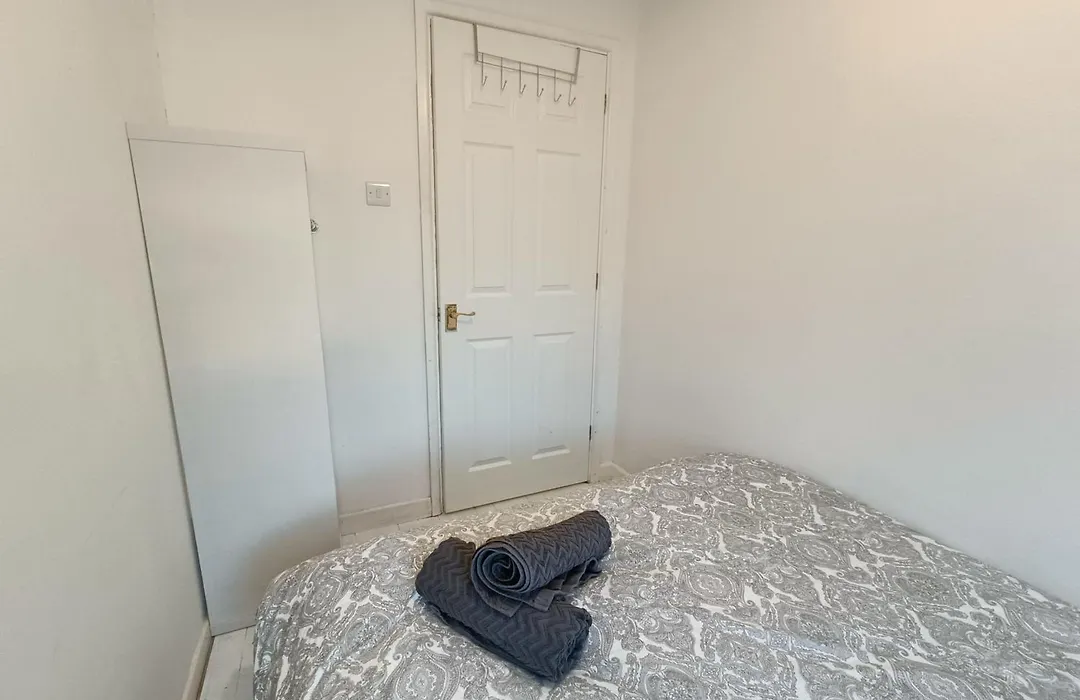 2 Bed Functional House Close To Manor Park Train Station-1