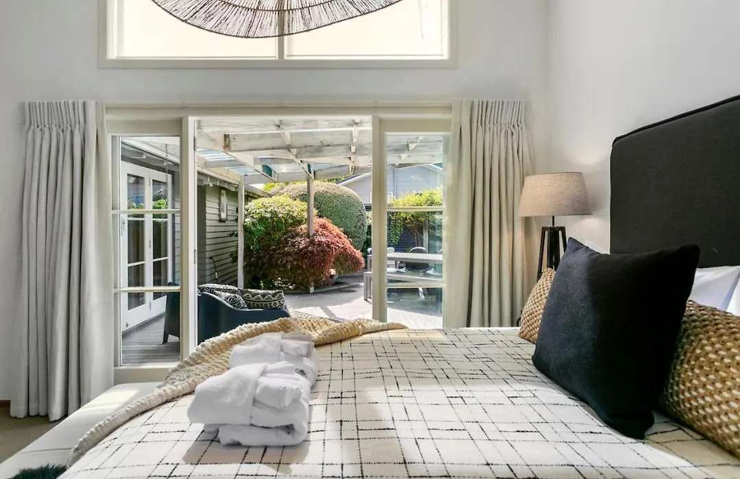 Huia Haven, Rustic Garden Retreat With King Suite-1