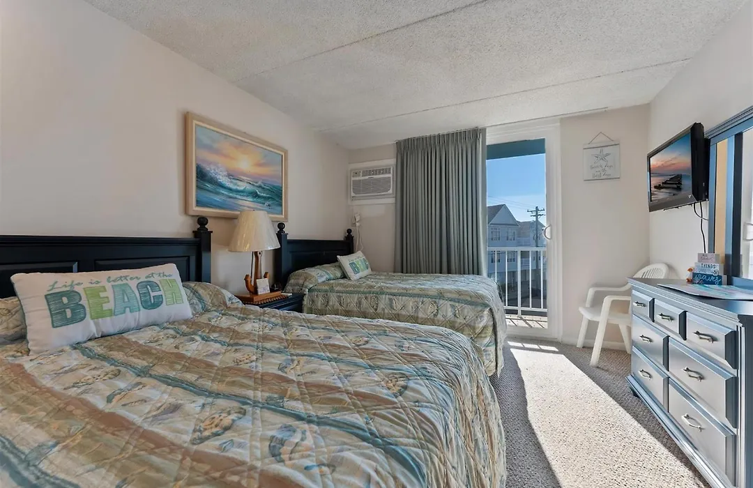 1 Bedroom 1 Bath Condo W/ A Gorgeous Pool & Sundeck!-1