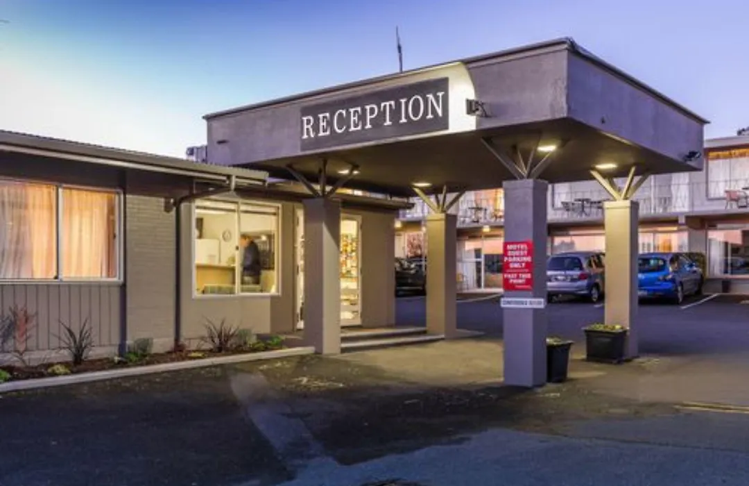 Twin Peaks Lakeside Inn-1