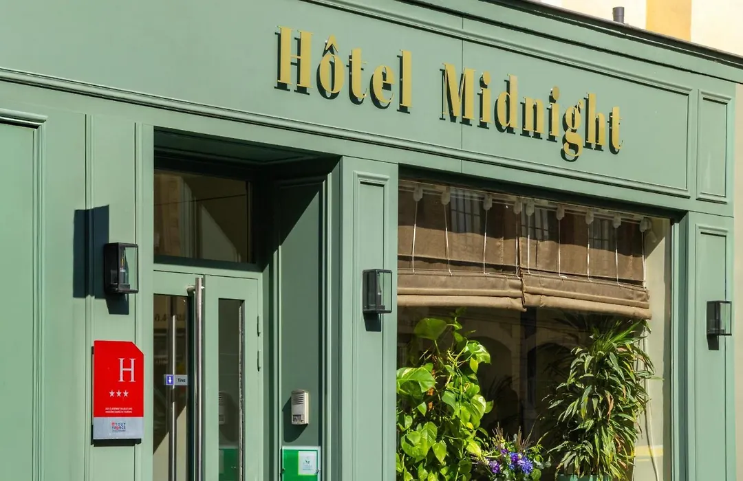 Midnight Hotel Paris-1