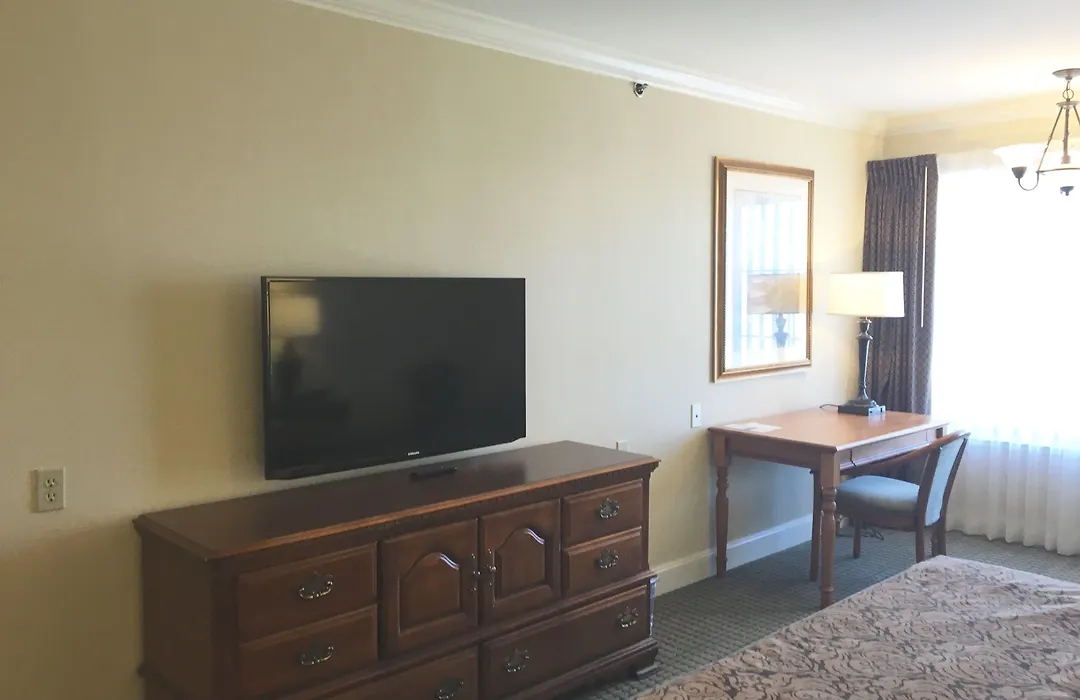 Cow Hollow Inn And Suites-1