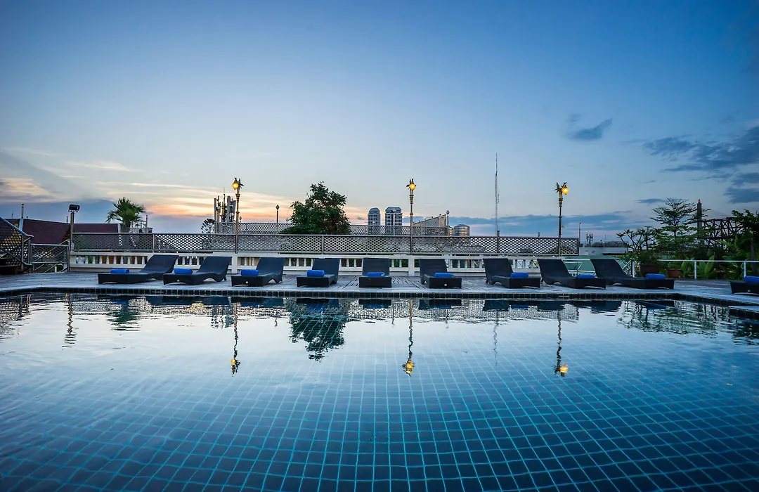 D&D Inn Khaosan-1