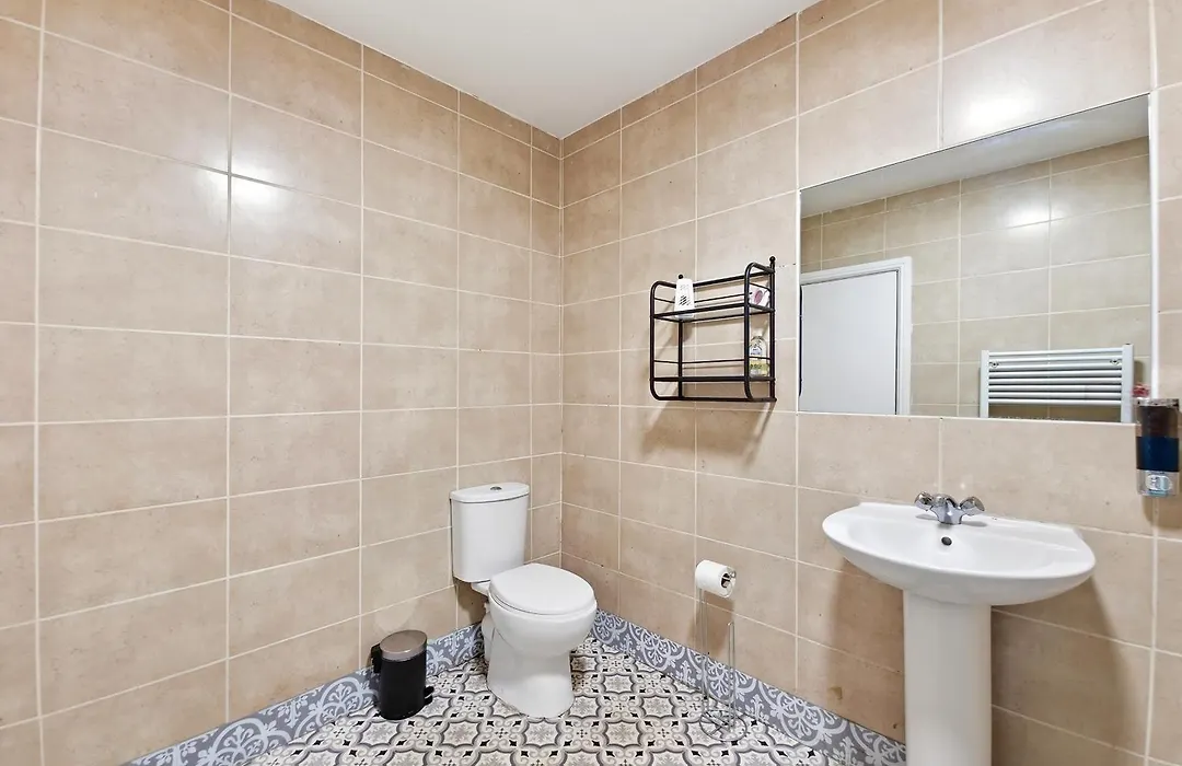 3 Persons Room, 1Min Walk From South Wimbledon Station-1
