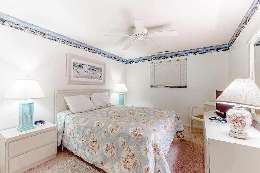 Sandy Square 404-1