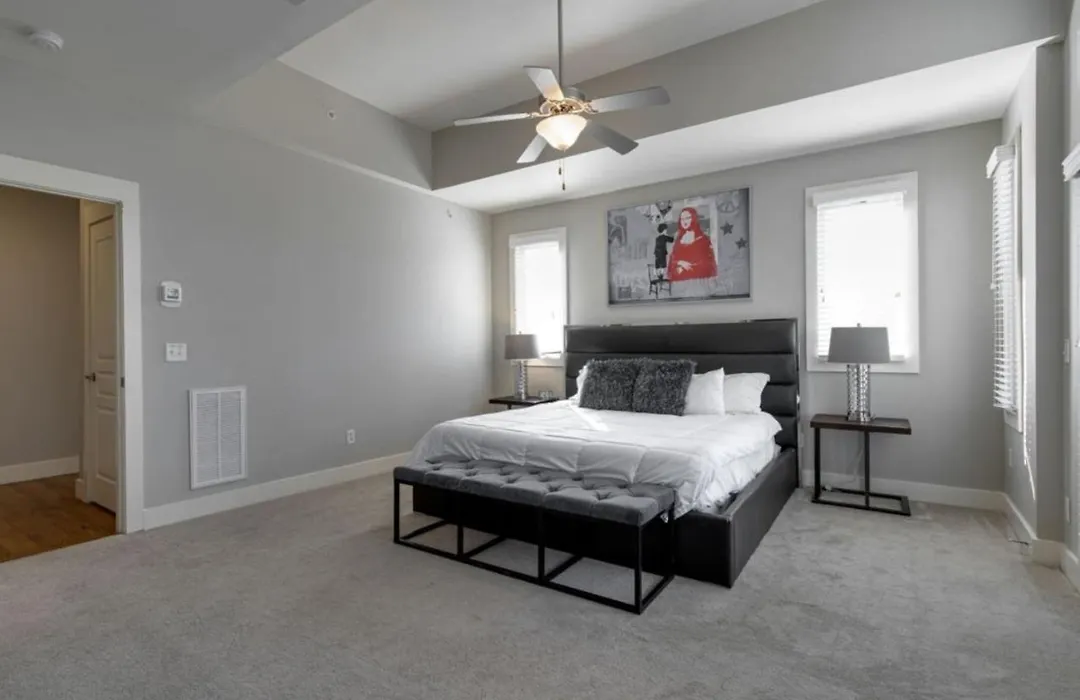 Music Row Luxury Suites - Two King Bedrooms - Private Garage & Ensuite Baths-1