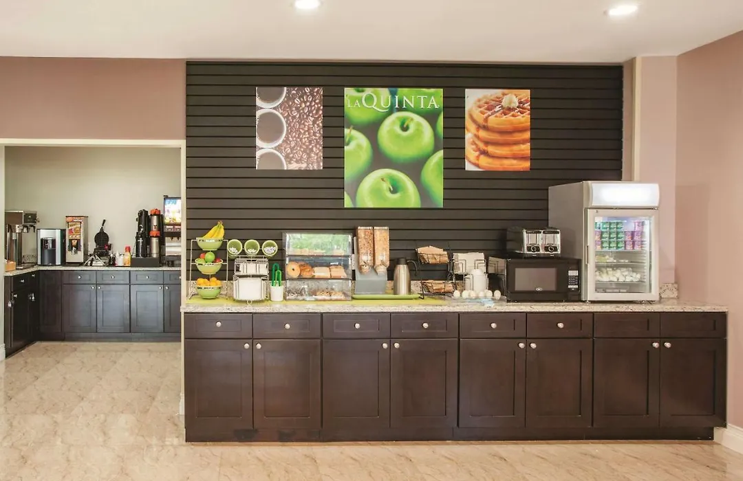 La Quinta Inn & Suites Far Rockaway - Beach Hotel-1