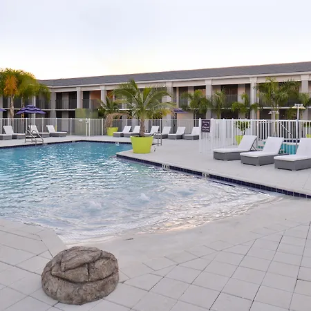 Clarion Inn & Suites Across From Universal Orlando Resort-2