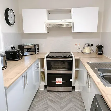 2 Bed Functional House Close To Manor Park Train Station-2
