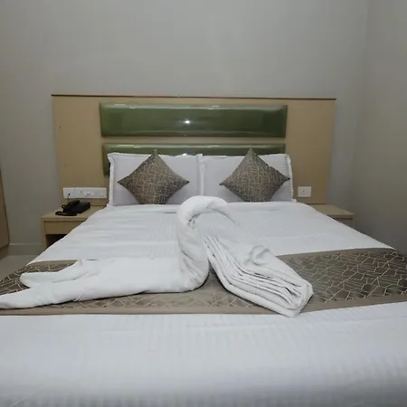 Grand Courtyard Business Hotel, Saligramam-2