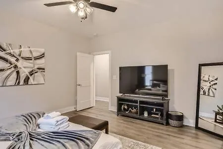 New Build 5 Min To Broadway Sleeps 10-3