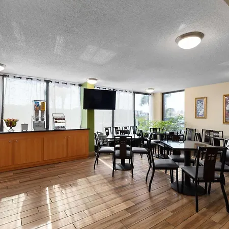 Super 8 By Wyndham Myrtle Beach/Market Common Area-2