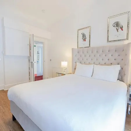 Edinburgh Castle Apartments-3