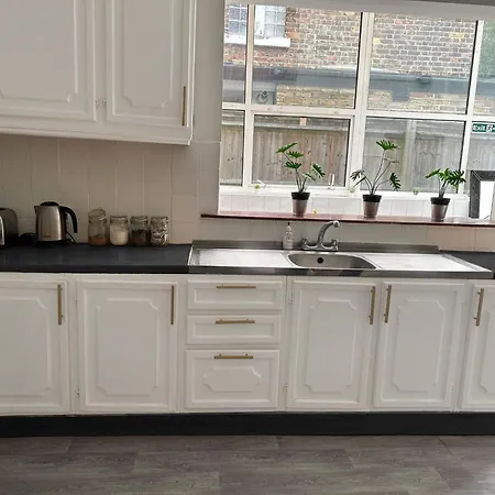 Balham, South London Spacious Guest House 5, 6 Rooms Available-2