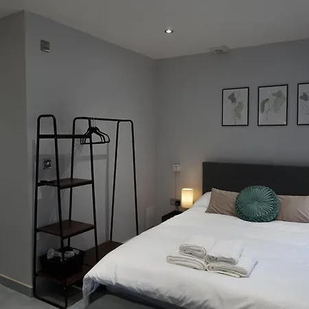 Canary Wharf O2 Deluxe Ensuite Rooms-2