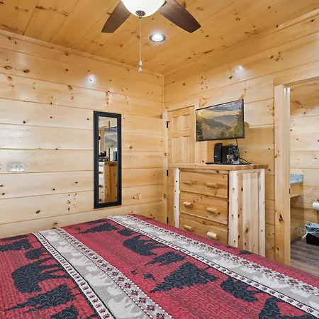 The 3 Bears Is A Newly Built 3 Bedroom Cabin Only 3 Minutes From The Parkway!-3