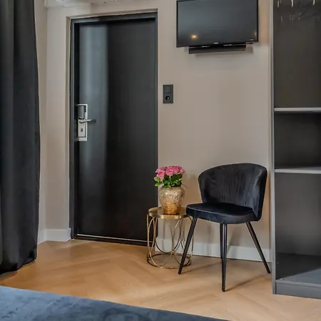 Hotel 83-2