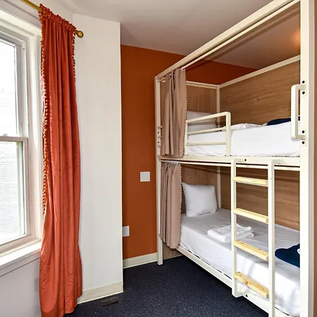 Caravan Hostel Dc-3