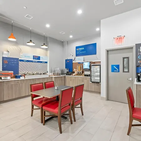 Holiday Inn Express & Suites-3