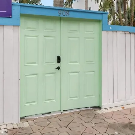 Las Olas Guest House-2