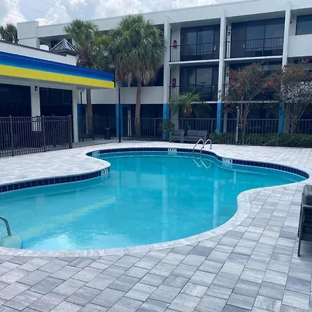 Days Inn & Suites By Wyndham Orlando Airport-3