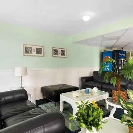 1 Bedroom 1 Bath Condo W/ A Gorgeous Pool & Sundeck!-2