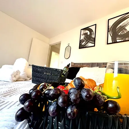 Beautiful Spacious Kingsize Room Near Oval Station-2