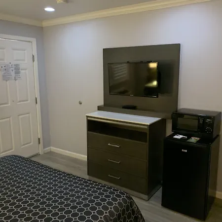 Mirage Inn & Suites-3