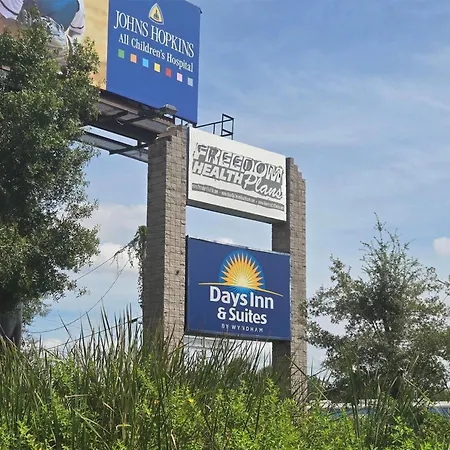 Days Inn & Suites By Wyndham Tampa/Raymond James Stadium-3