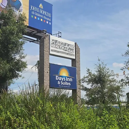 Days Inn & Suites By Wyndham Tampa/Raymond James Stadium-2
