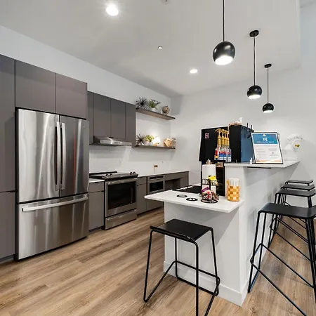 Chic 4-Bedroom With Skyline Views & Amenities-3