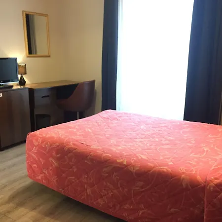 Hotel Des Pyrenees - Entre Bastille Et Nation-2
