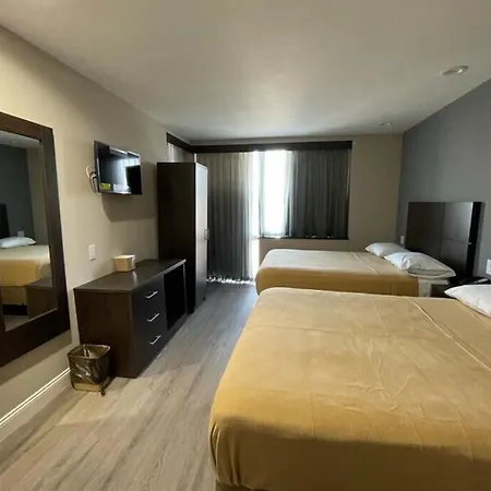 Royal Hotel Bronx-3