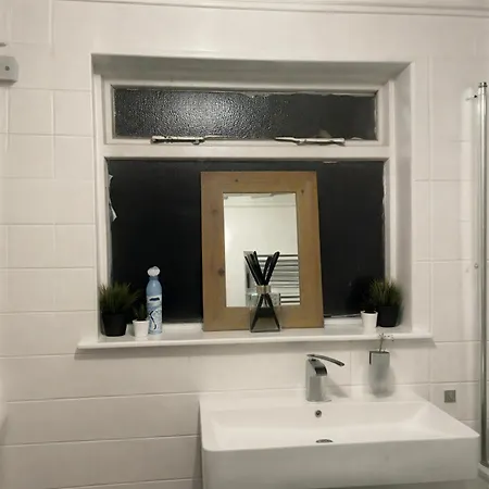 Balham, South London Spacious Guest House 5, 6 Rooms Available-3