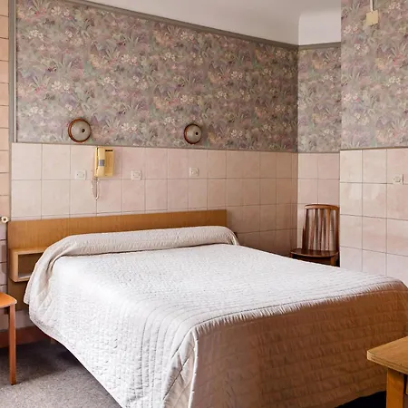 Hotel De La Comete-3