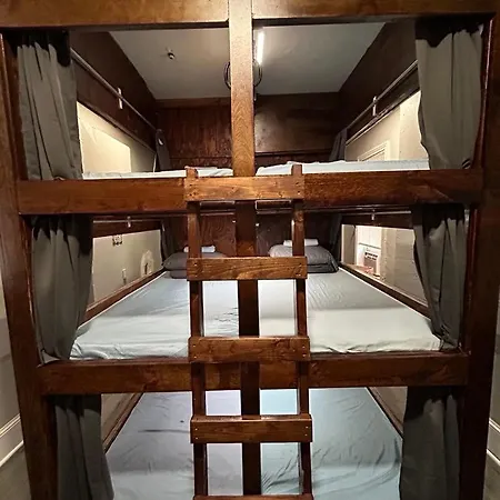 Philly Coed Dorm!! 15 Min Train To Center City!-3