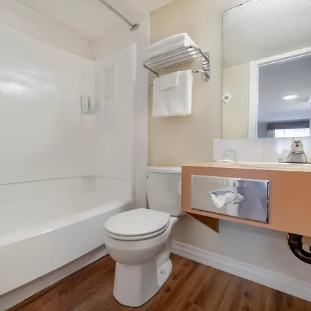 Econo Lodge Inn & Suites-3