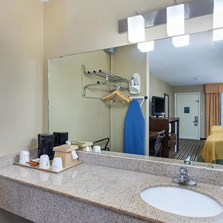 Super 8 By Wyndham Nashville West-3