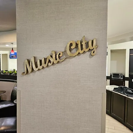 Club Hotel Nashville Inn & Suites-3