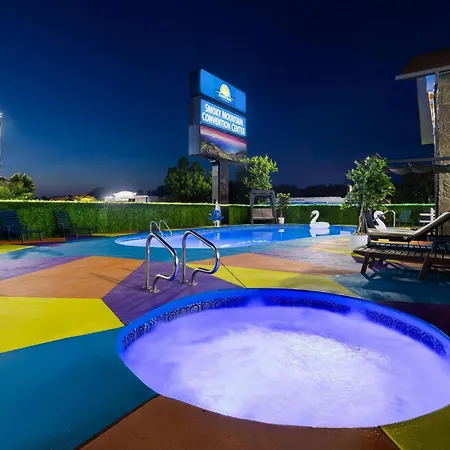 Days Inn By Wyndham Pigeon Forge South-3