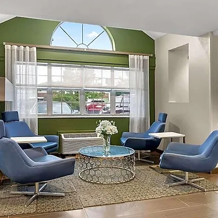 Microtel Inn & Suites By Wyndham Nashville-3