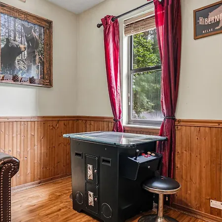 Bear Mountain Hollow-Free Dollywood Ticket- Cozy Cabin With A Hot Tub, Arcade & Deck Close To Town-3
