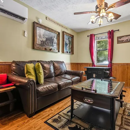Bear Mountain Hollow-Free Dollywood Ticket- Cozy Cabin With A Hot Tub, Arcade & Deck Close To Town-2