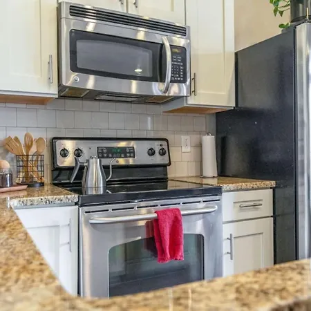 Music Row Luxury Suites - Two King Bedrooms - Private Garage & Ensuite Baths-2