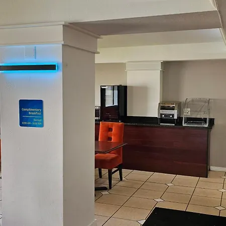 Days Inn & Suites By Wyndham Tampa Fairground-Casino-Ybor-2