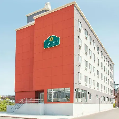 La Quinta Inn & Suites Far Rockaway - Beach Hotel-3