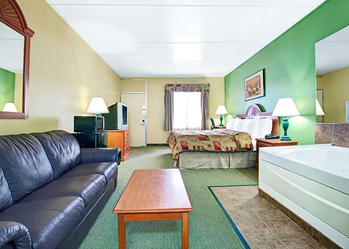 Super 8 By Wyndham Nashville Near Downtown / I-40