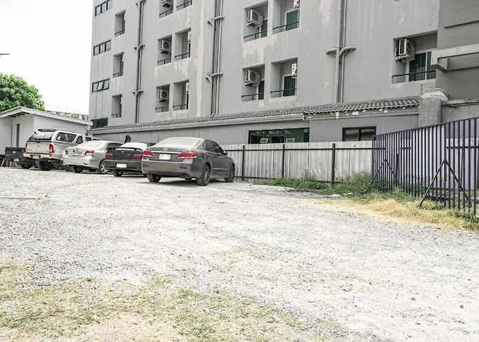Roomquest Bangkok Don Mueang Airport
