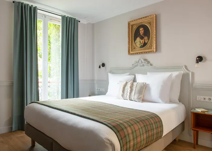 Hotel De La Porte Doree Paris