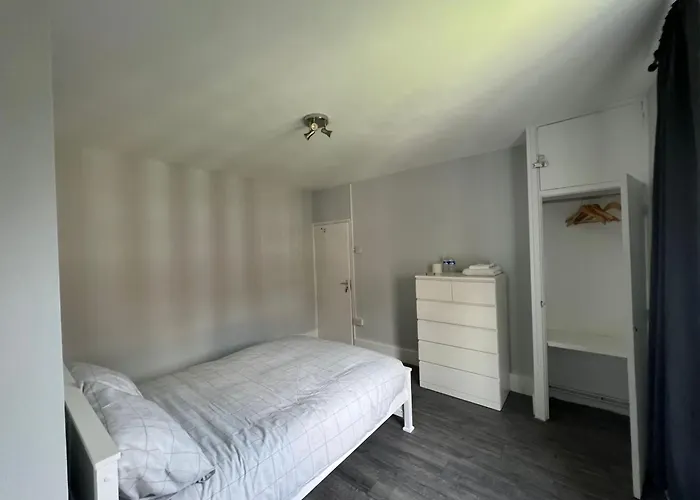 Holiday Properties Vauxhall Central Rooms London